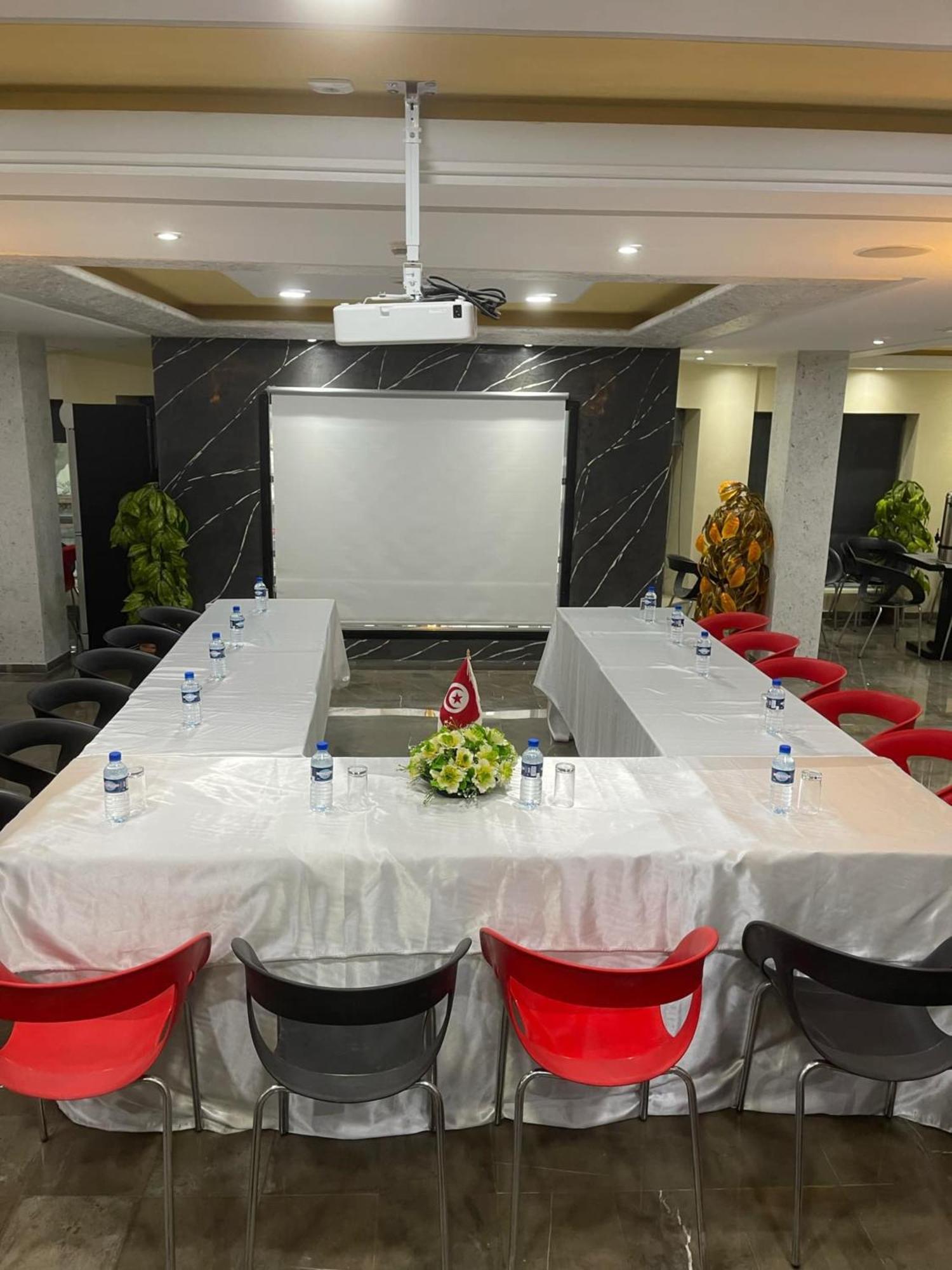 Le Parisien Tunis Hotel Bagian luar foto
